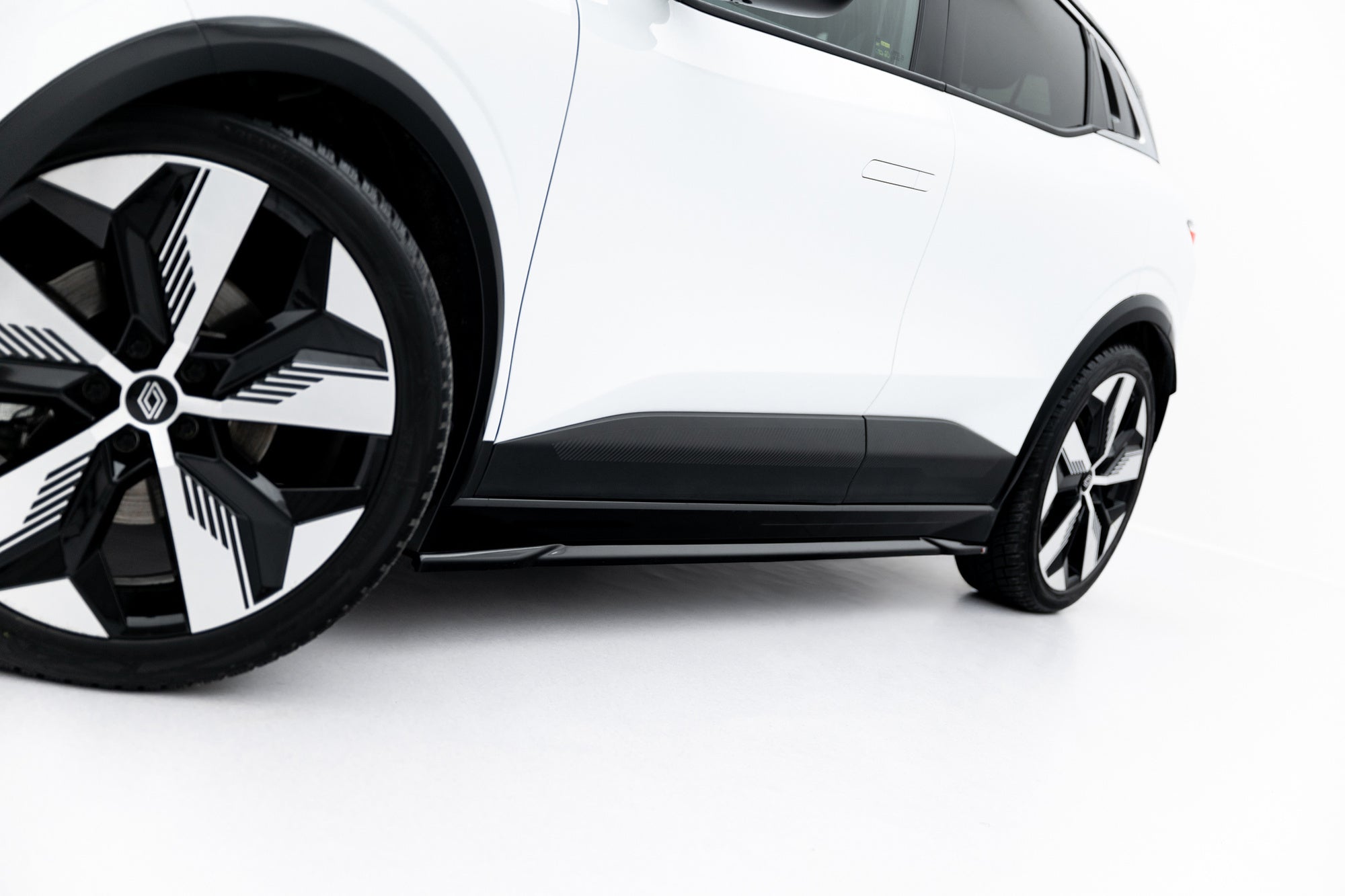 pol_pl_Dokladki-Progow-Renault-Megane-E-Tech-Electric-Mk1-22903_5 Maxton Design Difusores taloneras laterales Renault Megane E-Tech Electric Mk1 - Imagen 1