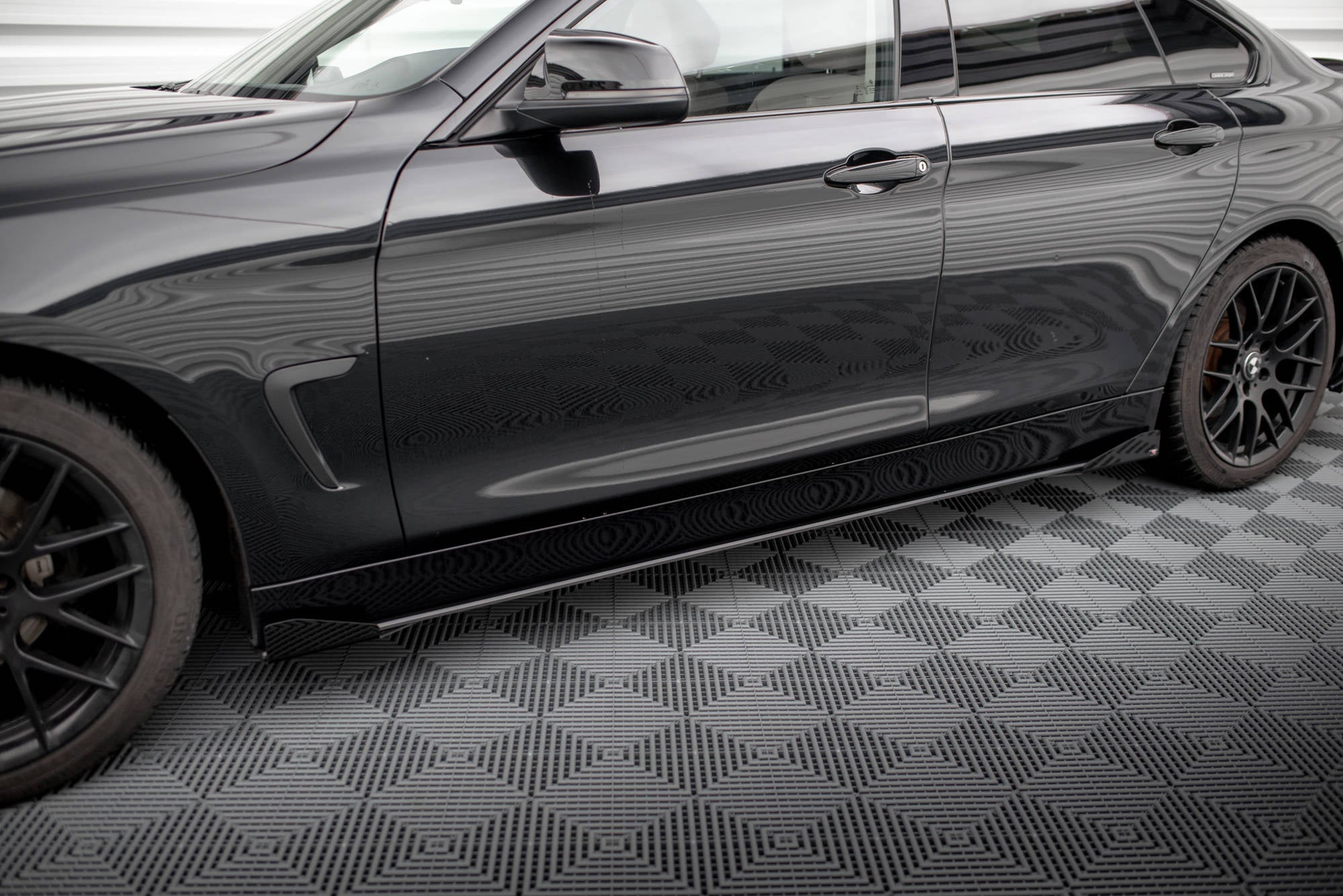 pol_pl_Dokladki-progow-Street-Pro-Flaps-BMW-4-Gran-Coupe-F36-18781_6_91a37e38-1175-4bbd-9bd9-5823406b5c95 Maxton Design Difusores y aletas laterales Street Pro para BMW Serie 4 Gran Coupé F36 - Imagen 1