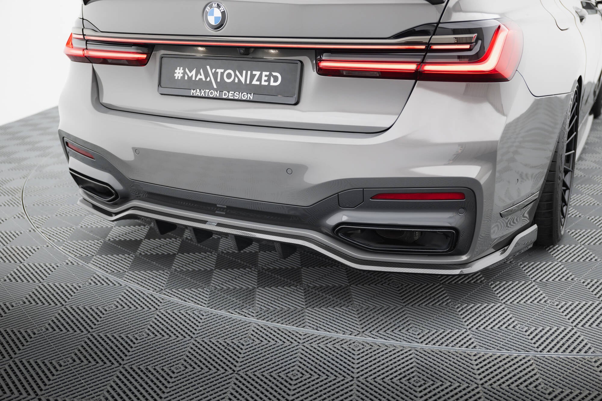 pol_pl_Karbonowy-Splitter-Tylny-Prepreg-BMW-7-M-Pack-G11-G12-Facelift-21159_6 Maxton Design Divisor trasero de fibra de carbono preimpregnada para BMW Serie 7 M-Pack G11 / G12 Facelift - Imagen 1