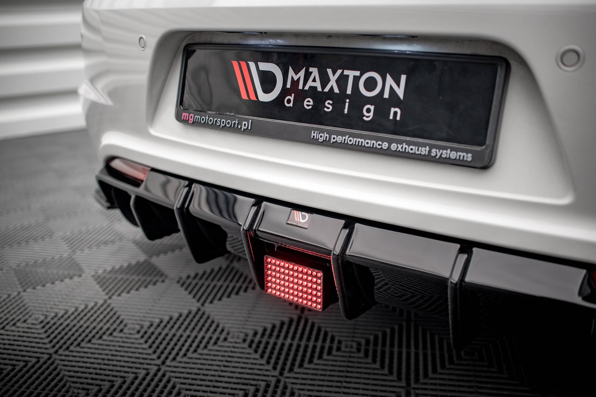 pol_pl_Ledowe-Swiatlo-Stop-Volkswagen-Scirocco-R-Mk3-19566_3 Maxton Design Luz de freno LED Volkswagen Scirocco R Mk3 - Imagen 1