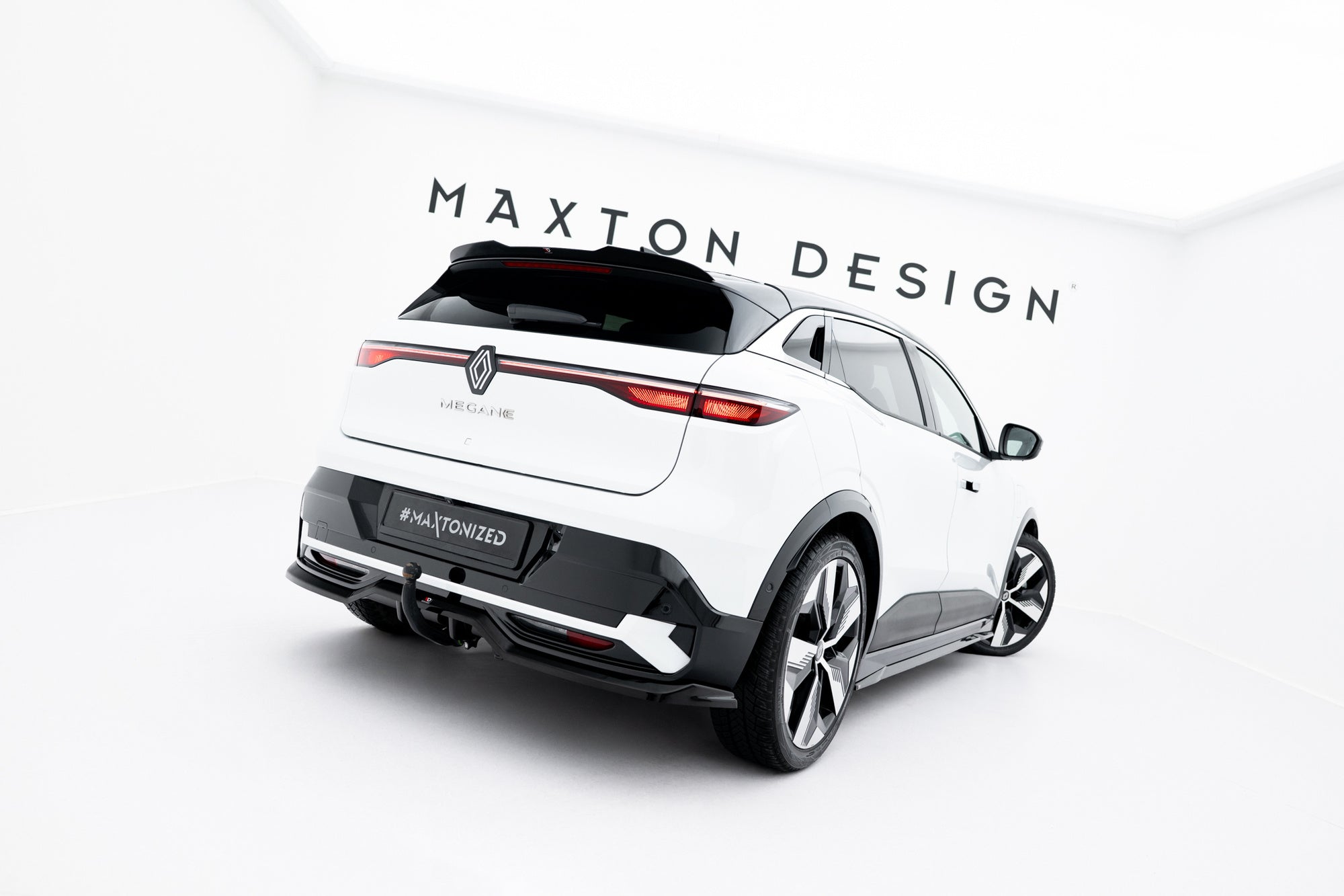pol_pl_Splitter-Tylny-Srodkowy-Z-Dyfuzorem-Renault-Megane-E-Tech-Electric-Mk1-22902_4 Maxton Design Divisor trasero central (con barras verticales) Renault Megane E-Tech Eléctrico Mk1 - Imagen 1